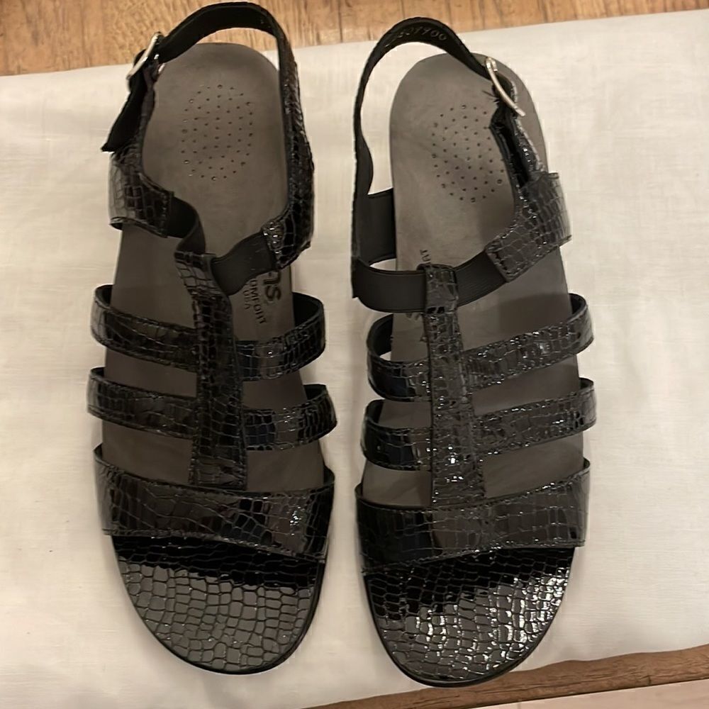 SAS ALLEGRO BLACK CROC SANDALS. NEW